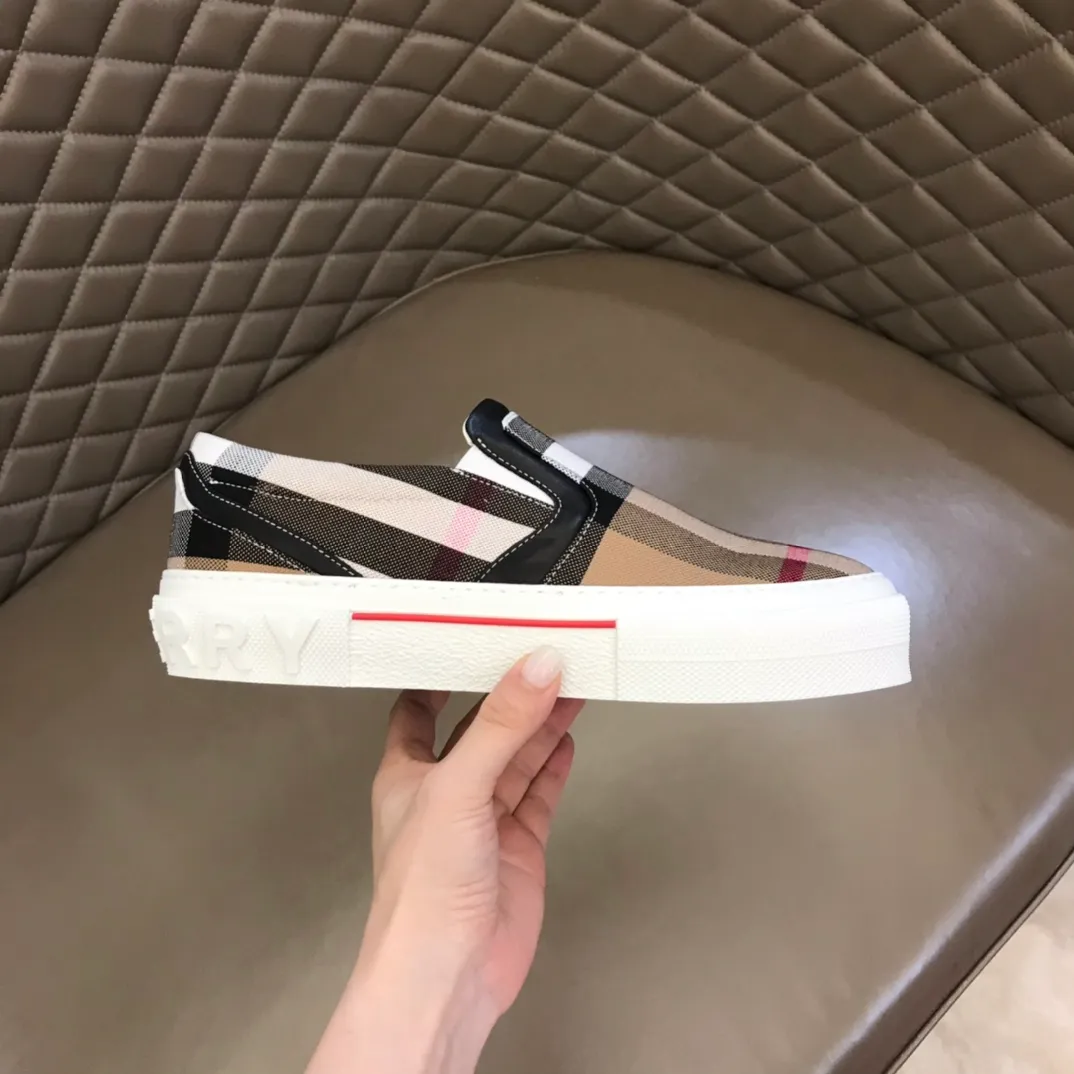 p360 "Burberr*" men's classic low-top sneakers are reinterpreted in Vintage checkered cotton material and decorated with a new brand logo. First-layer sheepskin lining, embossed Burberry logo on the heel, and original TPU outsole! Size: 38-44